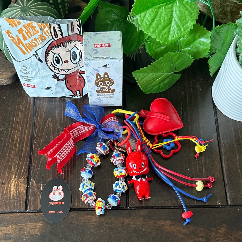 THE MONSTERS 10th Anniversary Series
Figures keychain ZIMOMO